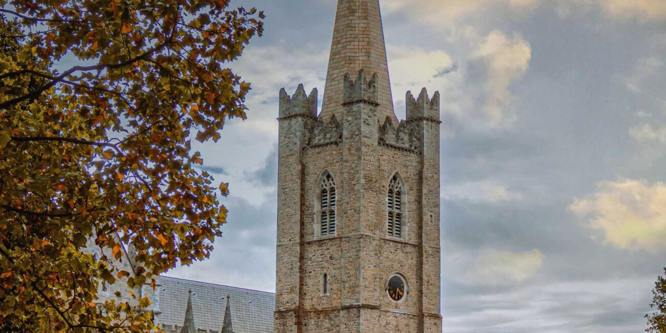 Peregrinos en Irlanda Torre de la catedral de San Patricio en