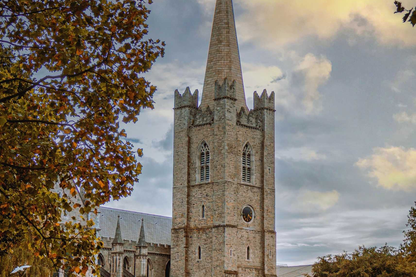 Peregrinos en Irlanda Torre de la catedral de San Patricio en