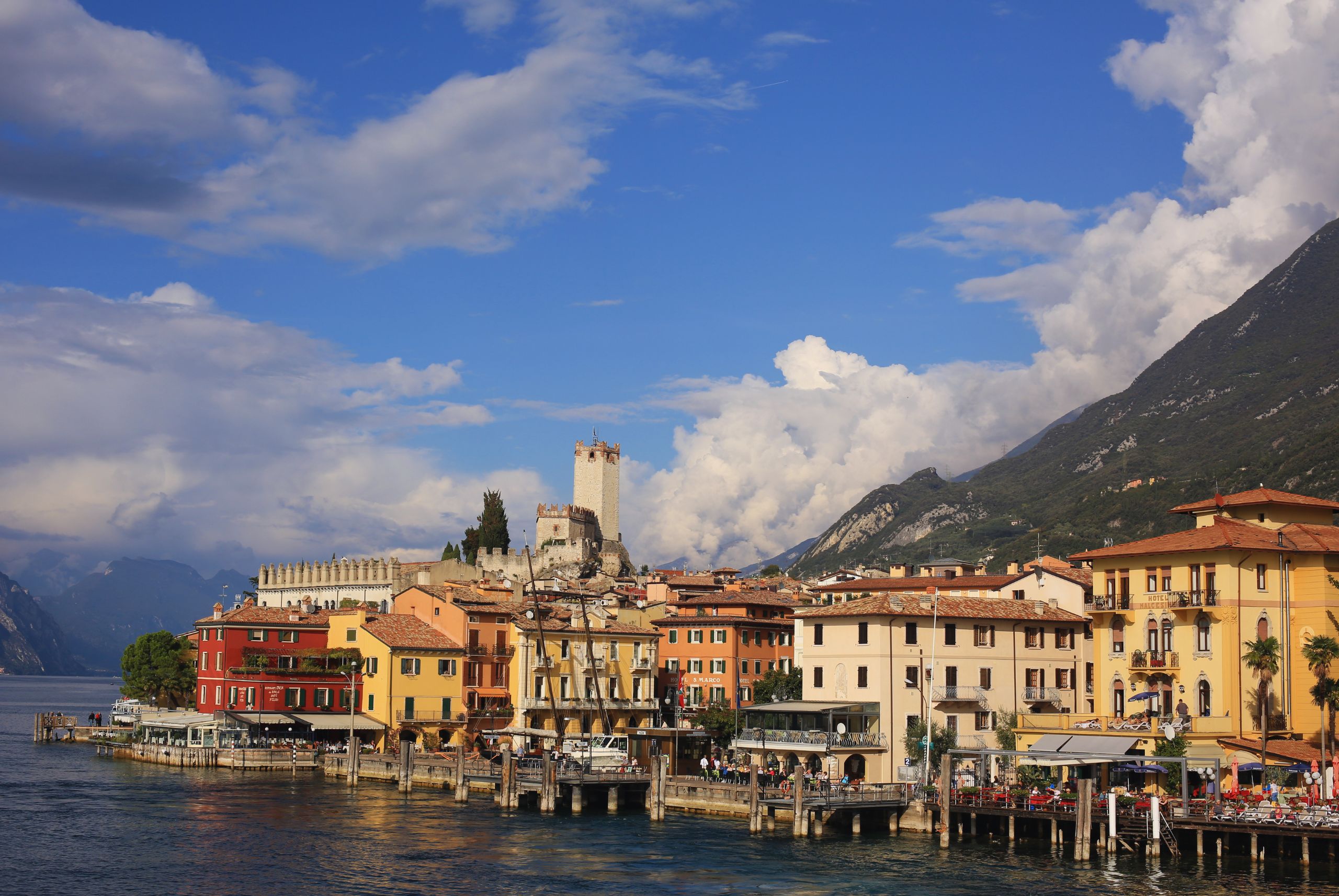 Pueblo a orillas de el lago di Garda