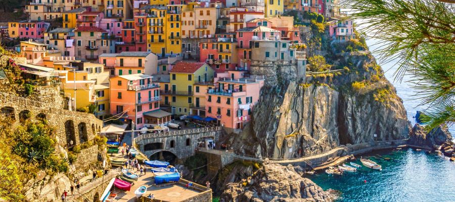 Cinque Terre entre jardines e iglesias de mármol.